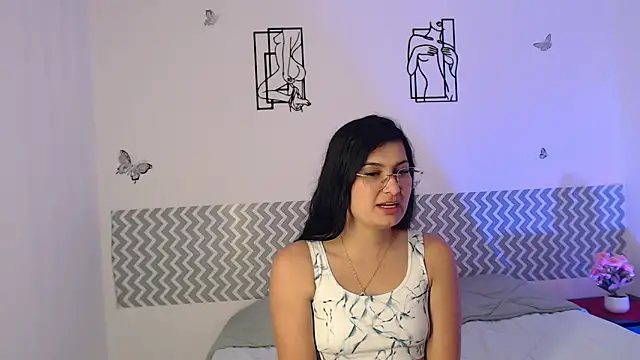 cloehonney online show from September 8, 2025, 7:13 pm