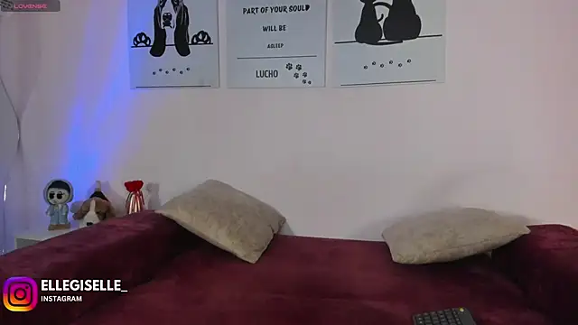 ElleGisellee online show from February 4, 2026, 5:02 am