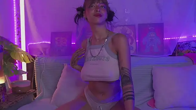 Snapshot of Kitty_arts chatting on January 15, 2025, 4:21 pm Kitty arts online show from January 15, 2025, 4:21 pm