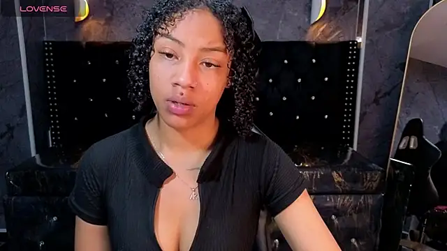 Snapshot of Violeth_b chatting on May 22, 2026, 1:28 pm Violeth b online show from May 22, 2026, 1:28 pm