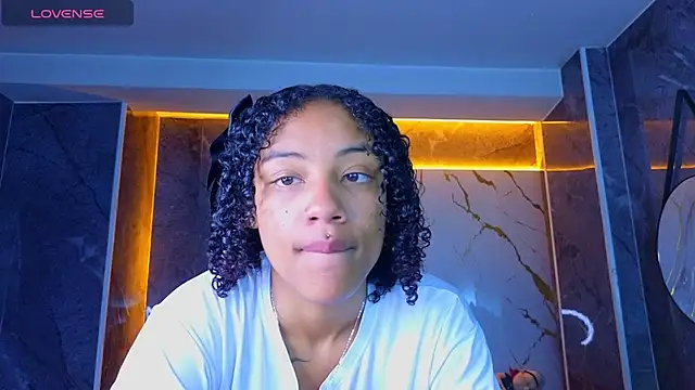 Snapshot of Violeth_b chatting on June 27, 2026, 1:28 pm Violeth b online show from June 27, 2026, 1:28 pm