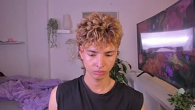 santy-kitty online show from November 10, 2025, 1:26 am