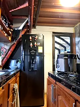 amazonafit  online show from April 18, 2026, 9:37 pm