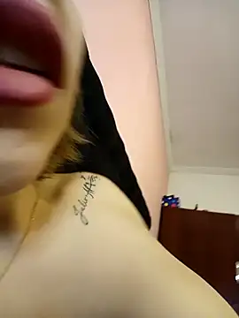 Snapshot of couple2000 chatting on February 26, 2025, 6:43 pm couple2000 online show from February 26, 2025, 6:43 pm