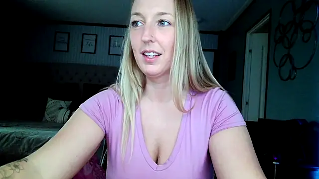 lucyallen4201 online show from December 9, 2024, 8:12 pm