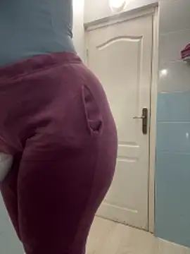 Layla-daloua online show from February 4, 2026, 8:25 pm