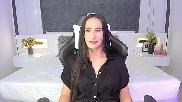 SaraGomez1 online show from September 30, 2025, 4:45 pm