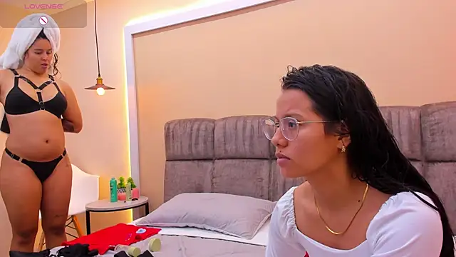 Snapshot of Dilan_y_Mia chatting on December 30, 2024, 12:42 pm Dilan y Mia online show from December 30, 2024, 12:42 pm