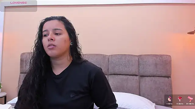 Snapshot of Dilan_y_Mia chatting on January 9, 2025, 2:29 pm Dilan y Mia online show from January 9, 2025, 2:29 pm