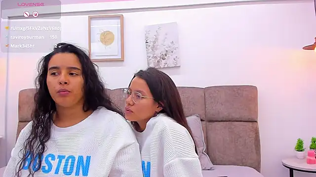 Snapshot of Dilan_y_Mia chatting on February 12, 2025, 9:01 pm Dilan y Mia online show from February 12, 2025, 9:01 pm