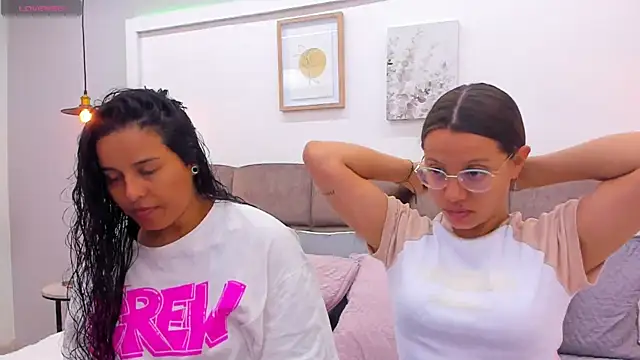 Snapshot of Dilan_y_Mia chatting on March 6, 2025, 12:19 pm Dilan y Mia online show from March 6, 2025, 12:19 pm