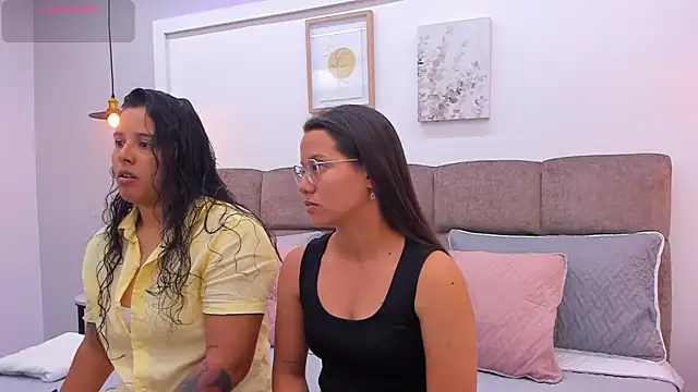 Snapshot of Dilan_y_Mia chatting on March 8, 2025, 1:14 pm Dilan y Mia online show from March 8, 2025, 1:14 pm