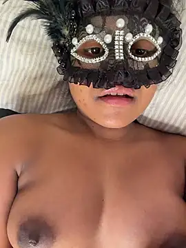 Bella Luna18 online show from December 1, 2025, 5:51 pm