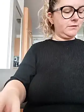 queenpeachi online show from December 30, 2024, 8:32 am