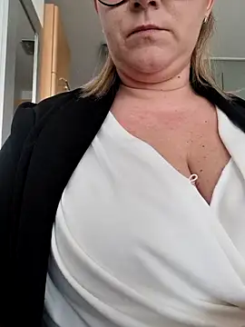 queenpeachi online show from January 29, 2025, 1:49 pm