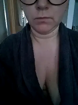 queenpeachi online show from February 16, 2025, 6:32 am