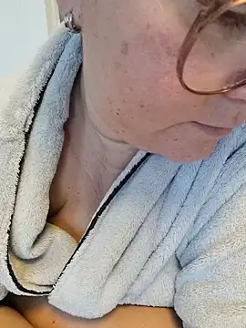 queenpeachi online show from February 20, 2025, 5:23 am