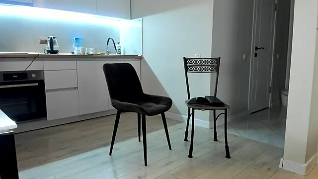 Emma Flin online show from December 4, 2025, 11:19 am