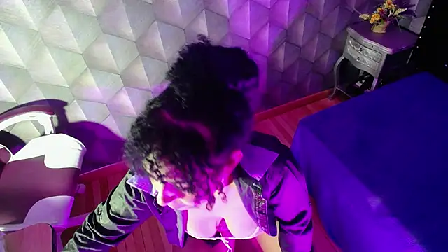 Sofiacowperx online show from February 19, 2025, 4:44 pm