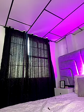 ZoeJohnsoon online show from September 17, 2025, 3:24 pm