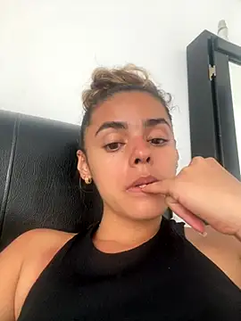 ZoeJohnsoon online show from November 19, 2025, 5:13 pm