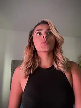 ZoeJohnsoon online show from March 5, 2026, 6:59 pm