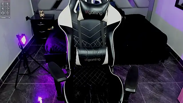 Snapshot of Nahomi-Hill chatting on February 4, 2025, 10:45 pm Nahomi-Hill online show from February 4, 2025, 10:45 pm