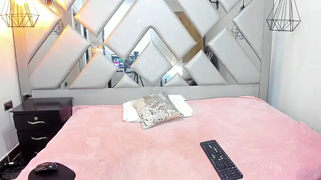 Nahomi-Hill online show from December 19, 2025, 1:34 am