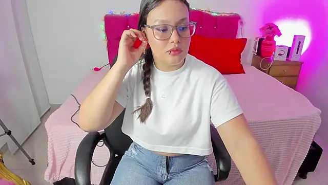 Snapshot of SofiaJoness_ chatting on December 23, 2024, 3:29 am SofiaJoness  online show from December 23, 2024, 3:29 am