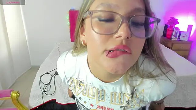 Snapshot of SofiaJoness_ chatting on March 11, 2025, 9:15 pm SofiaJoness  online show from March 11, 2025, 9:15 pm