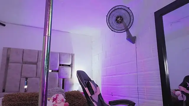 Snapshot of BonnieAnderson_ chatting on November 13, 2025, 9:58 pm BonnieAnderson online show from November 13, 2025, 9:58 pm