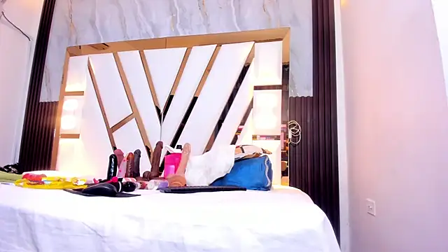 lola hornei online show from October 21, 2025, 11:22 am