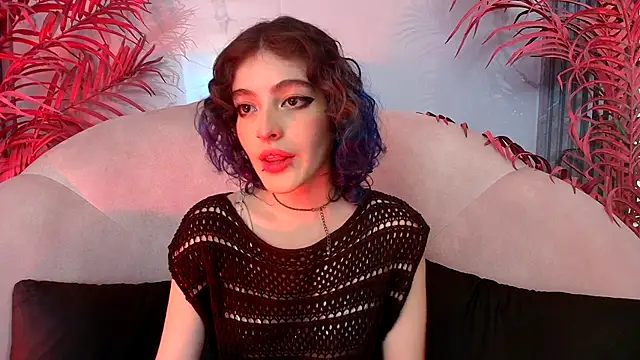 EvaHalsey online show from October 30, 2025, 7:47 pm