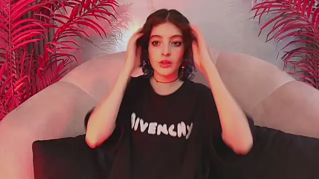 EvaHalsey online show from November 21, 2025, 7:56 pm