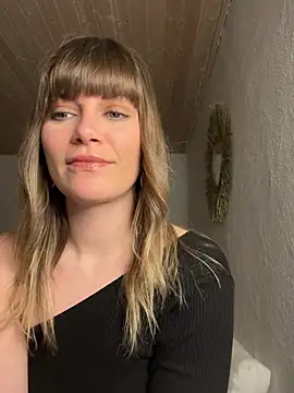 Snapshot of Milla__one chatting on February 13, 2025, 4:39 pm Milla  one online show from February 13, 2025, 4:39 pm