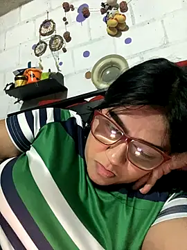 dafne19  online show from November 16, 2025, 4:07 am