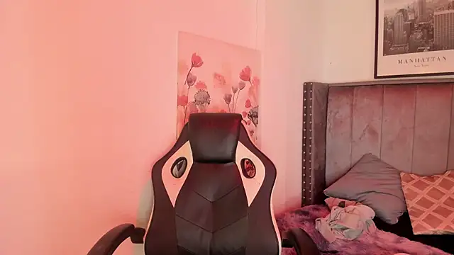 Alaia Cute online show from November 12, 2025, 3:40 am