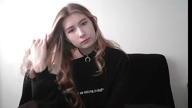 ErikaShyy online show from November 6, 2025, 11:00 am