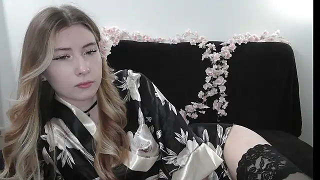 ErikaShyy online show from April 22, 2026, 12:07 pm