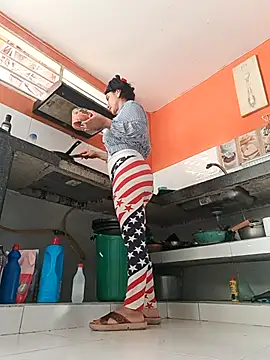 Snapshot of katysquirtdirty chatting on February 4, 2026, 12:33 pm katysquirtdirty online show from February 4, 2026, 12:33 pm