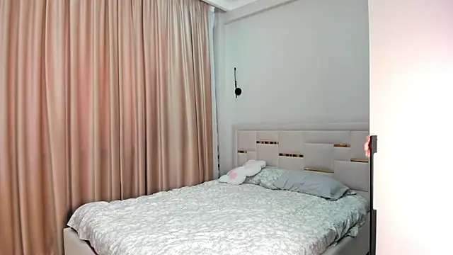 Lola Peach online show from December 23, 2025, 4:54 am