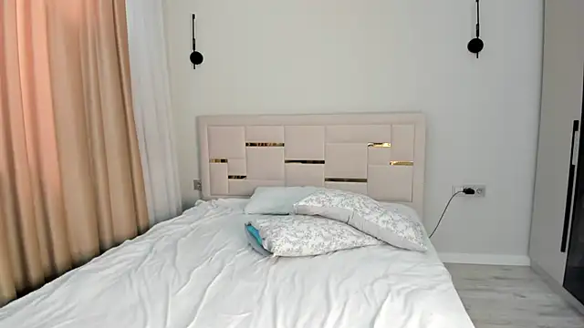 Lola Peach online show from March 7, 2026, 5:37 am