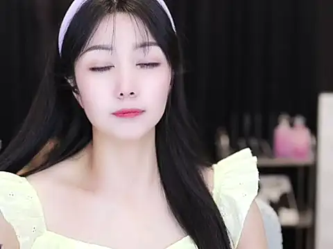 Nuyoah-77 online show from September 24, 2025, 4:21 pm