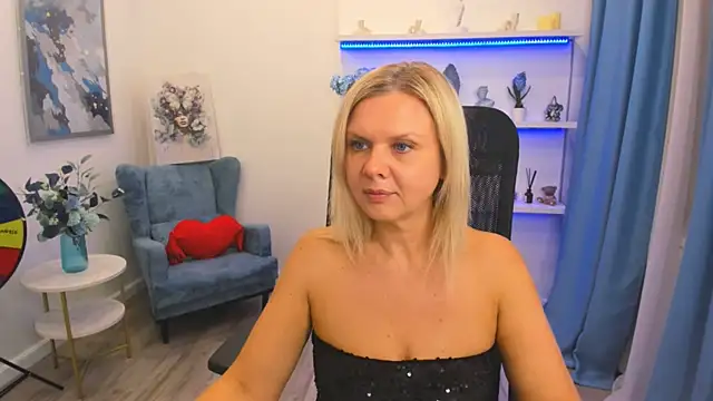 AgathaKlouin online show from April 16, 2026, 7:36 pm