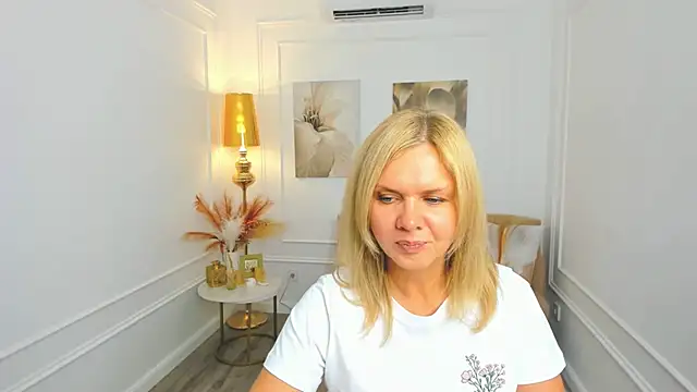 Snapshot of AgathaKlouin chatting on May 21, 2026, 7:32 pm AgathaKlouin online show from May 21, 2026, 7:32 pm