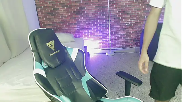 zacariasss  online show from September 9, 2025, 4:01 am