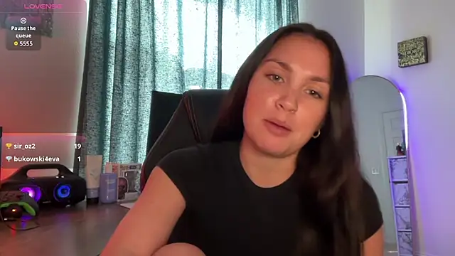 sweetsariaah online show from October 8, 2025, 7:44 pm