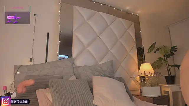 KimRoussee online show from December 17, 2025, 4:29 am