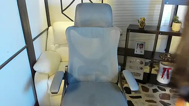 EmySilver online show from February 7, 2025, 7:38 pm