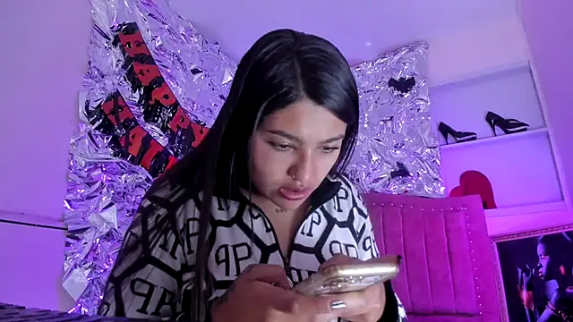 Snapshot of SarahStones chatting on November 2, 2025, 12:18 pm SarahStones online show from November 2, 2025, 12:18 pm